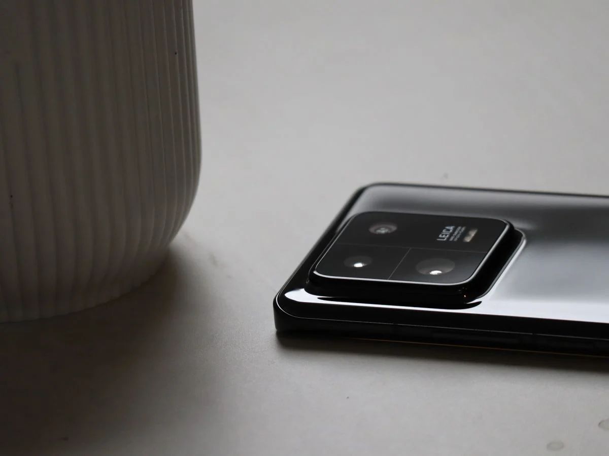 Смартфон Xiaomi 13 12/256 ГБ Черный - это высокотехнологичное устройство от популярного производителя Xiaomi, выпущенное в 2023 году.