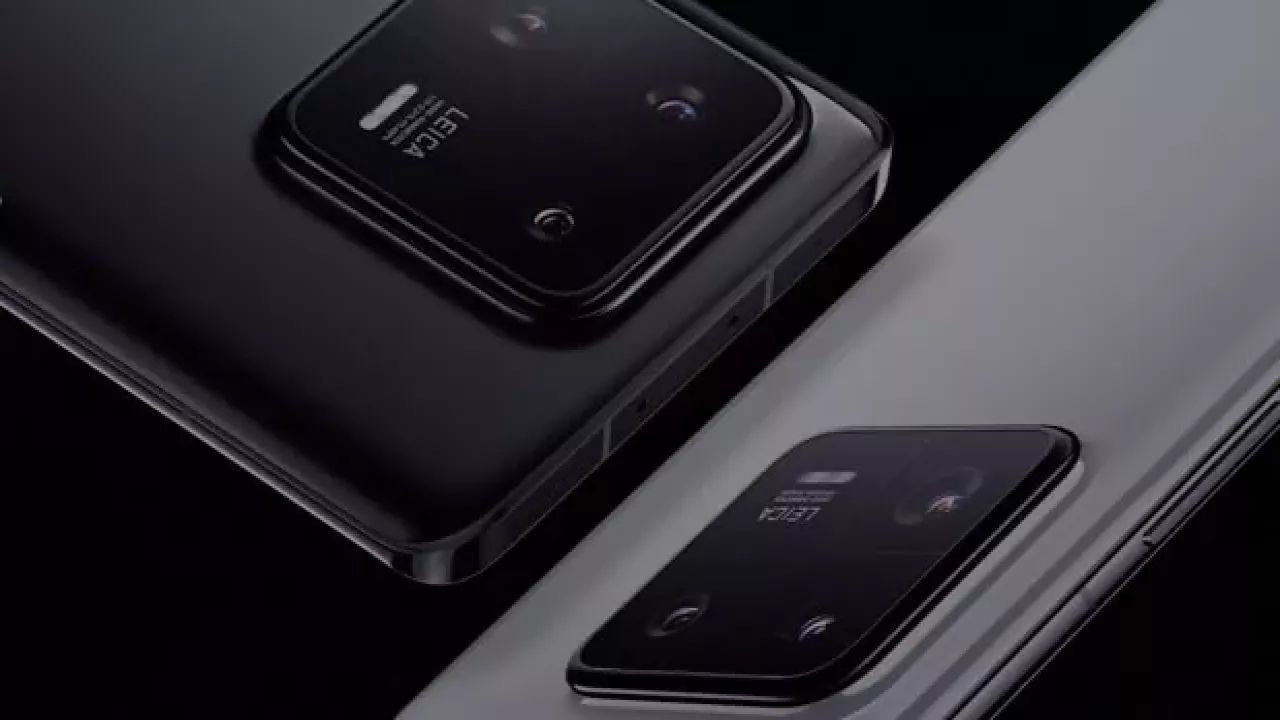 Корпус смартфона выполнен из алюминия с задней панелью из стекла, а его защищенность от влаги и пыли соответствует стандарту IP68.